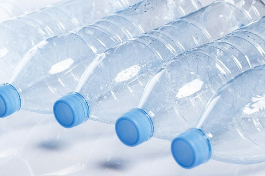 Тысячи опасных частиц нанопластика нашли в каждой бутылке с водой: так ли это