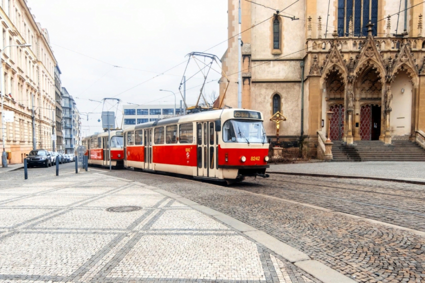 Екатеринбуржцы стоят в огромных пробках из-за нового трамвая