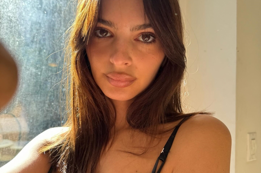 Сексапильная Эмили Ратаковски запустила фото своего пышного декольте в купальнике