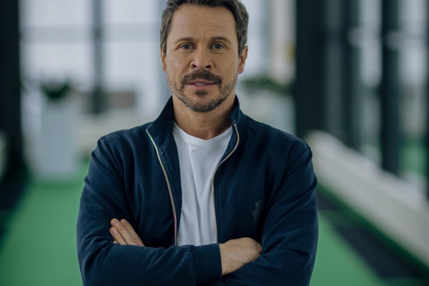 Обнаженный Деревянко показал фигуру и поразил поклонников