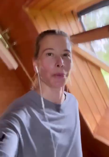 50-летняя вспотевшая Юлия Высоцкая снялась во время интенсивной кардиотренировки