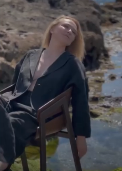 Джанабаева снялась с обнаженной грудью на берегу моря, но столкнулась с критикой