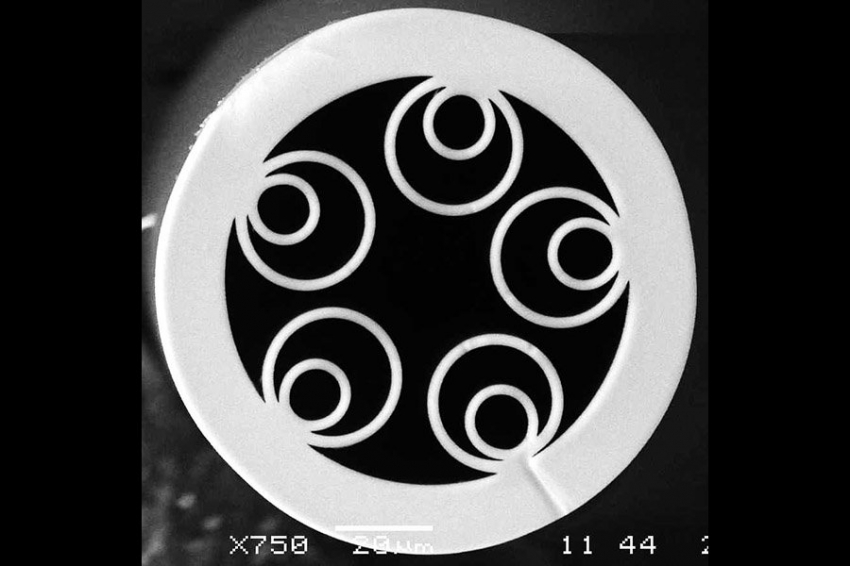 Ученые впервые в мире сгенерировали лазерное излучение в полых световодах