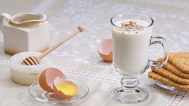 Это уже в прошлом: Почему детей больше не заставляют есть молочную пенку и Гоголь-моголь