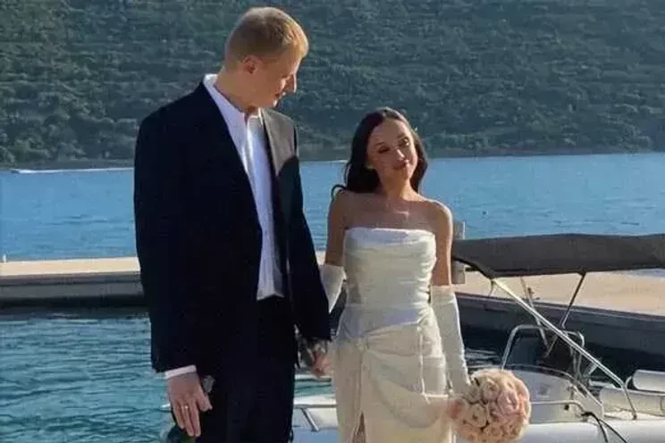 "Мой отец — педофил". Бывшая жена Славы Комиссаренко рассказала о скандале из-за работы в вебкаме и домогательствах