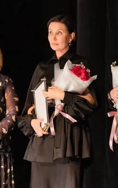 Гендиректор Агентства стратегических инициатив и член "Единой России" Светлана Чупшева выступила в Совфеде в платье бренда "Хохлома х Алёна Ахмадуллина"