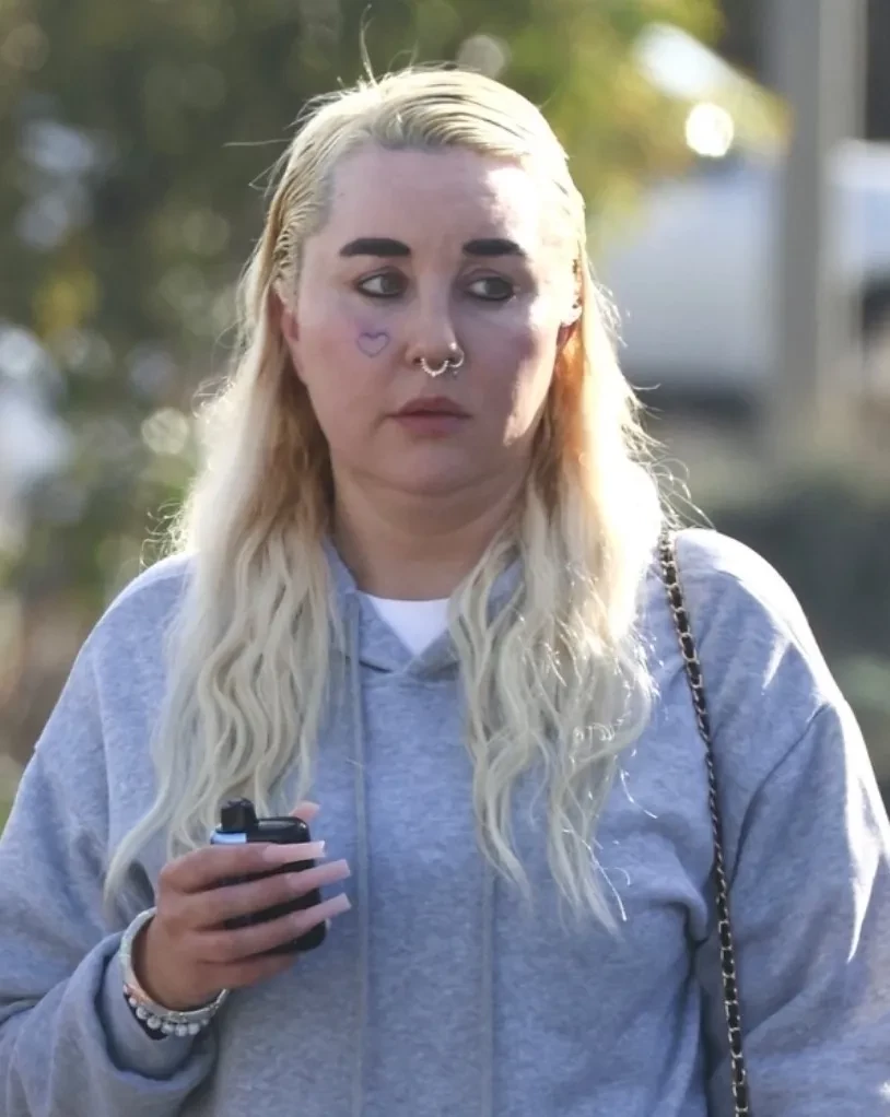 Бывшую голливудскую звезду Аманду Байнс заметили на прогулке в Малибу