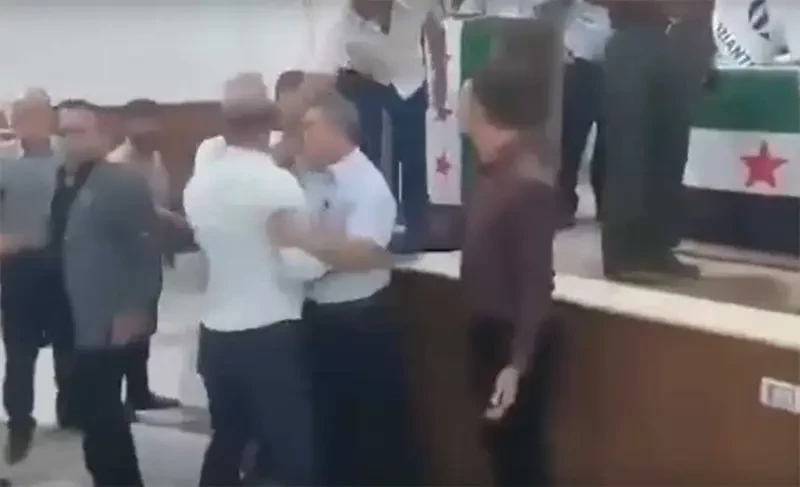 Всё увешали новыми флагами, но не помогло: Первое заседание сирийского «правительства» завершилось массовой потасовкой