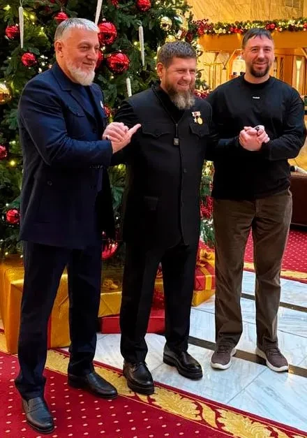 "Всё будет хорошо". Владислав Бакальчук опубликовал фото с Рамзаном Кадыровым под ёлкой