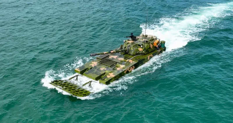 Китай показал формирование «штурмовой волны» из бронированных амфибий