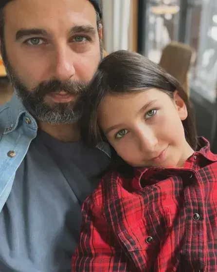 "Две сестры". Иван Ургант опубликовал фото падчерицы и старшей дочери