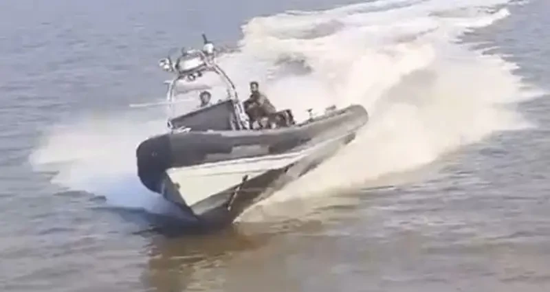 Показаны кадры столкновения катера ВМС Индии с пассажирским паромом