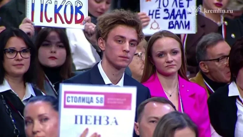 Владимир Путин подшутил над "нетрадиционным гостем" прямой линии Владом Бумагой, а потом процитировал его