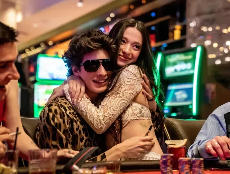 Майки Мэдисон рассказала, как снималась обнажённой в "Аноре" и как учила русский язык