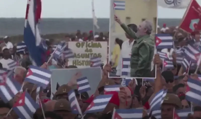 Около 700 тысяч кубинцев во главе с президентом провели акцию протеста у посольства США в Гаване