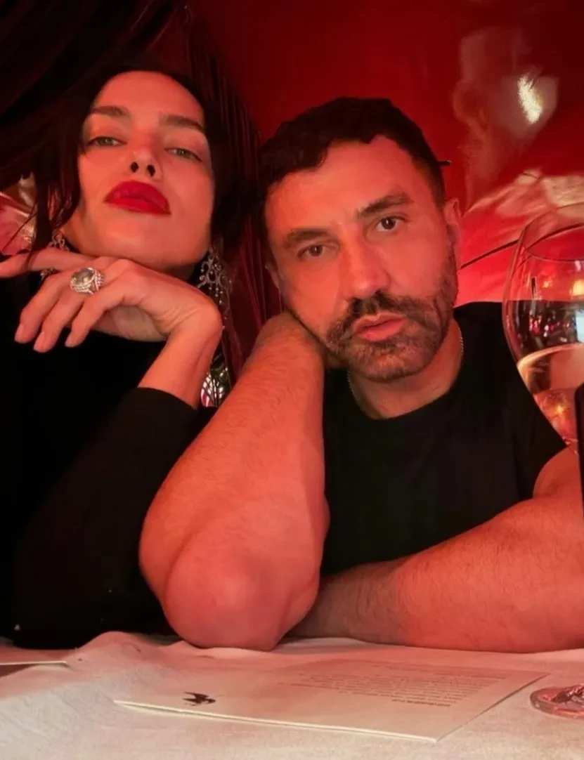 Блины с чёрной икрой, конфеты "Алёнка" и винегрет: Ирина Шейк устроила рождественскую вечеринку в русском стиле