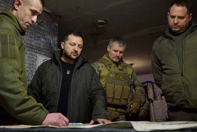 «Резидент»: Зеленскому срочно нужна «победоносная операция», чтобы уйти от мирного предложения Трампа