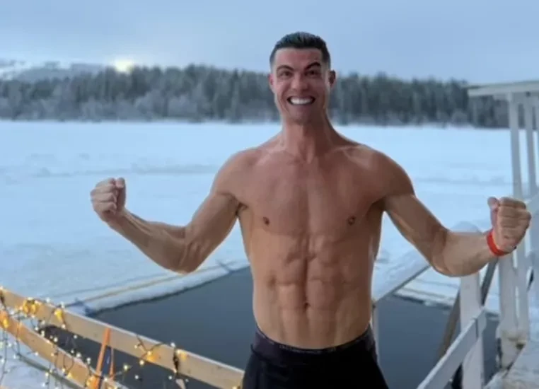 Лыжи и прорубь: Криштиану Роналду и Джорджина Родригес с детьми отдыхают в Финляндии