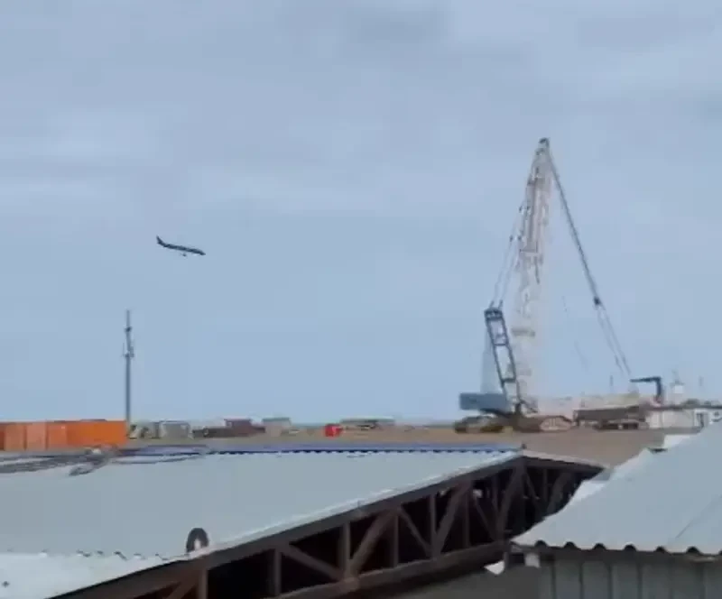 В казахстанском Актау упал самолет, летевший из Баку в Грозный, МЧС сообщает о выживших