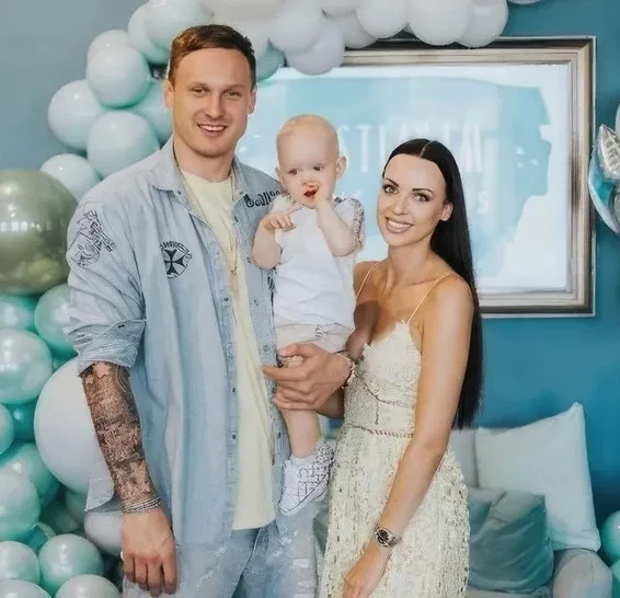 "Был миллионером". Первая жена покойного Яниса Тиммы обвинила Анну Седокову в том, что та растратила его деньги