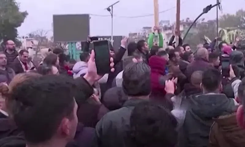 В Сирии десятки тысяч человек вышли на протесты против действий новых властей, боевики открывали огонь по демонстрантам