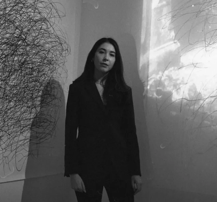 Художница из богемной семьи: в сети обсуждают новую девушку члена британской королевской семьи