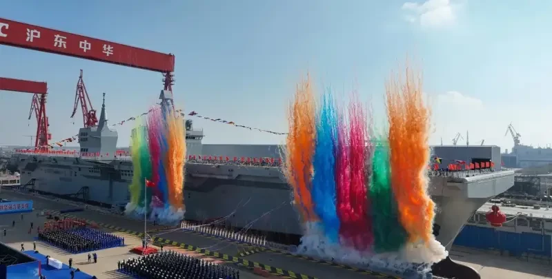 Для многочисленных дронов на борту: Китай показал авианесущий десантный корабль Type 076