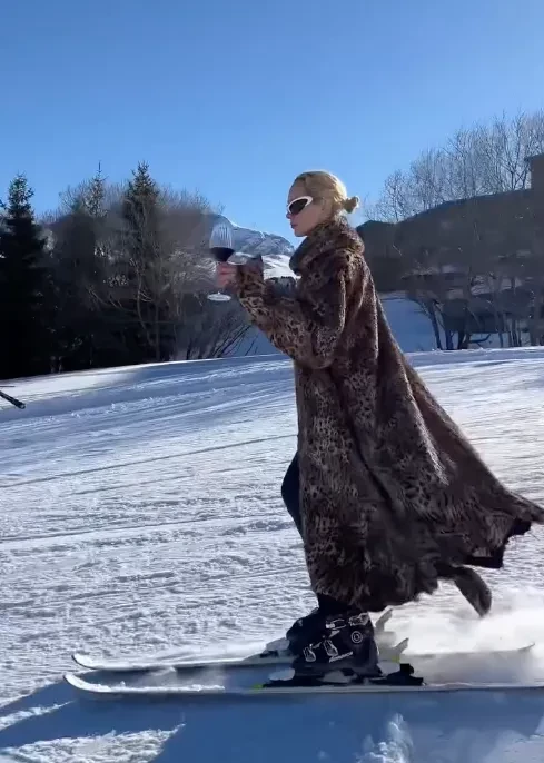 Ольга Карпуть в леопардовой шубе Balenciaga и с бокалом прокатилась на лыжах в Куршевеле