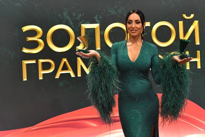 Модный промах: Алсу в платье не по размеру заподозрили в беременности, а Бузовой посоветовали прятать руки