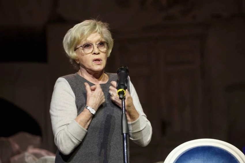 «Какое пузо!»: Семья Алисы Фрейндлих показала трогательное видео общения 90-летней актрисы с правнуками