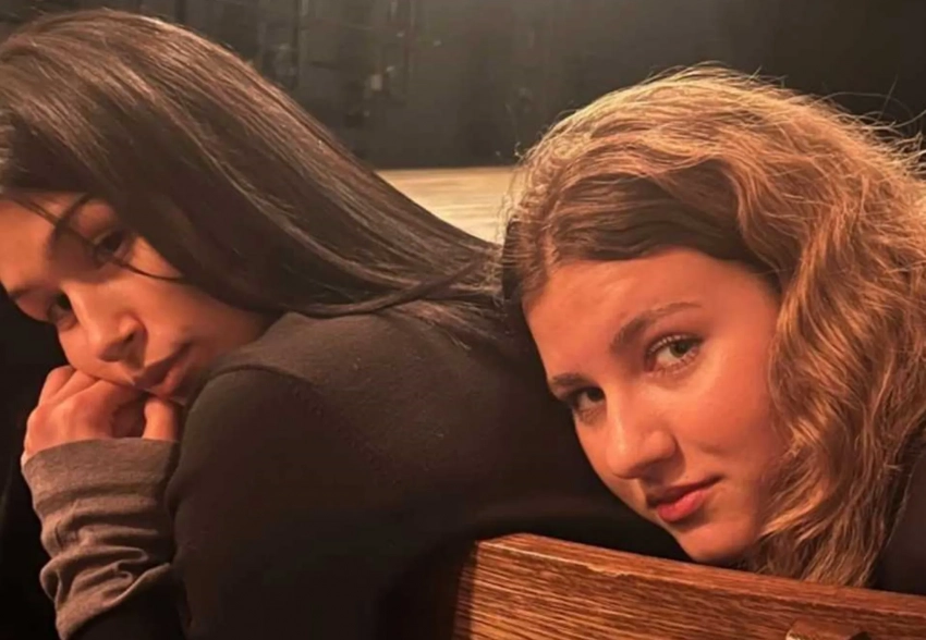 "Две сестры". Иван Ургант опубликовал фото падчерицы и старшей дочери