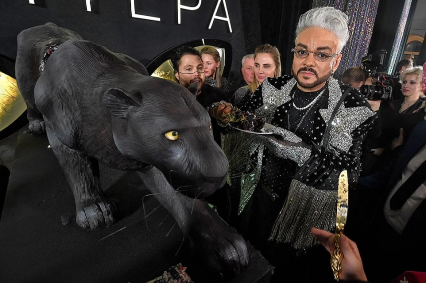 Эксклюзивные шоу-торты для звезд за миллион рублей: «сладкое электричество», шоколадные шары и летающий аист