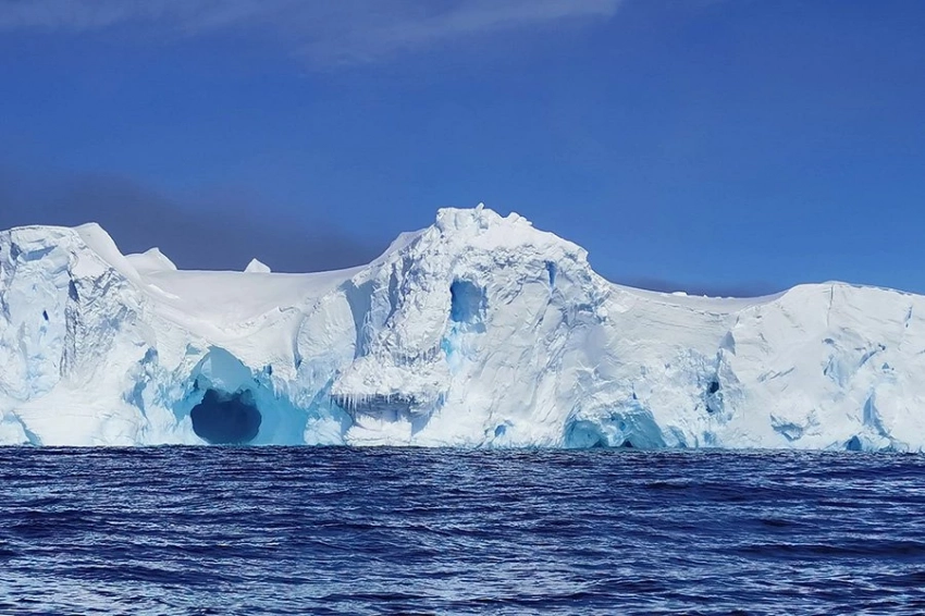 Огромные айсберги Антарктиды могут откалываться случайным образом