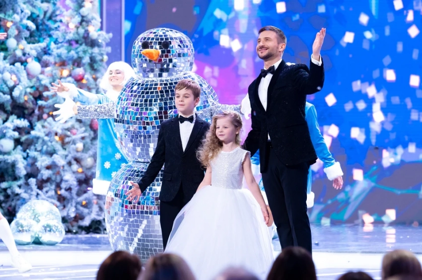 За кадром «Новогоднего огонька»: похудевшие Михайлов и Стоянов, Лазарев пришел с детьми, а Петросяна собирала жена