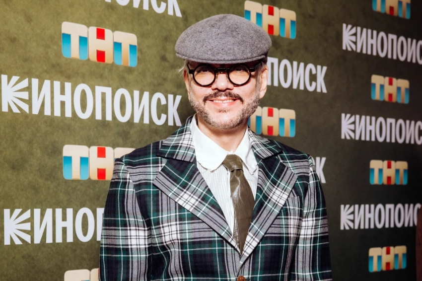 Киркоров с «собачьей» сумкой, Канделаки в чепчике и Картункова в горошек: как прошла премьера «Небриллиантовой руки»