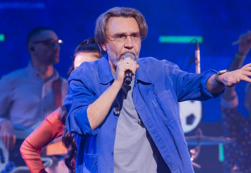 "У меня всегда лежит ножик, который я с удовольствием воткну в спину". Сергей Шнуров рассказал о работе с Инстасамкой, отношении к "сделанным" девушкам и жизни после 40 лет