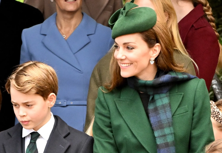 Кейт Миддлтон с принцем Уильямом и детьми, король Карл III и королева Камилла посетили Рождественскую службу