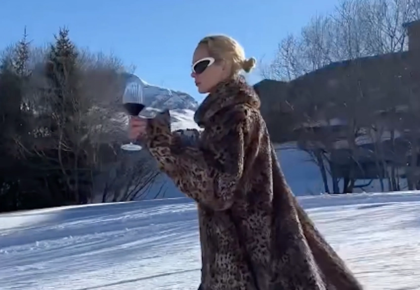 Ольга Карпуть в леопардовой шубе Balenciaga и с бокалом прокатилась на лыжах в Куршевеле