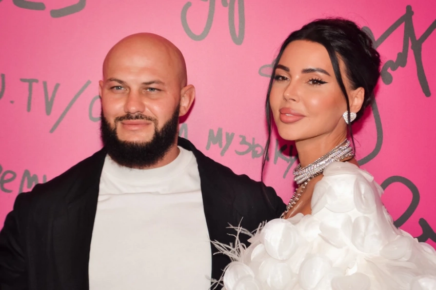 Пока Джигана не было дома, Оксана Самойлова позвала в гости Гринча и эльфов