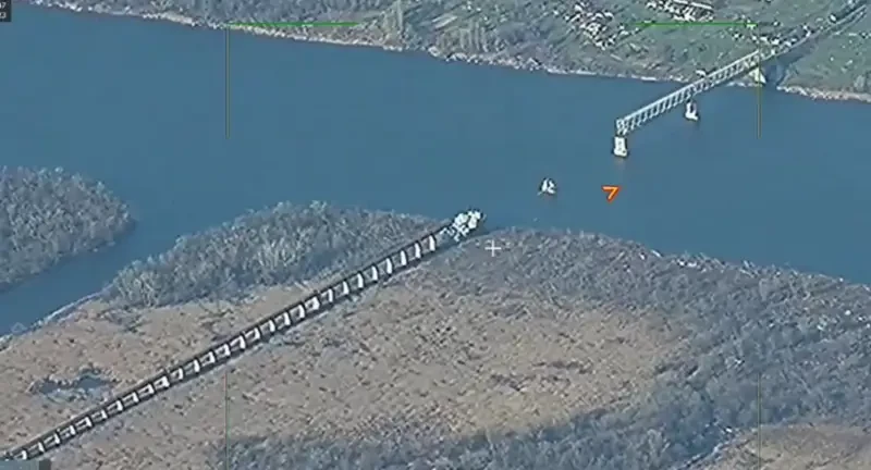 Эксперты задаются вопросом, зачем ВС РФ нанесли удар ракетой Х-38 по опоре уже разрушенного Антоновского моста