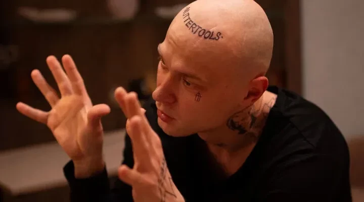 22 сериала года: продолжение "Уэнсдэй", новый "Шерлок Холмс" и ремейк "Москва слезам не верит"