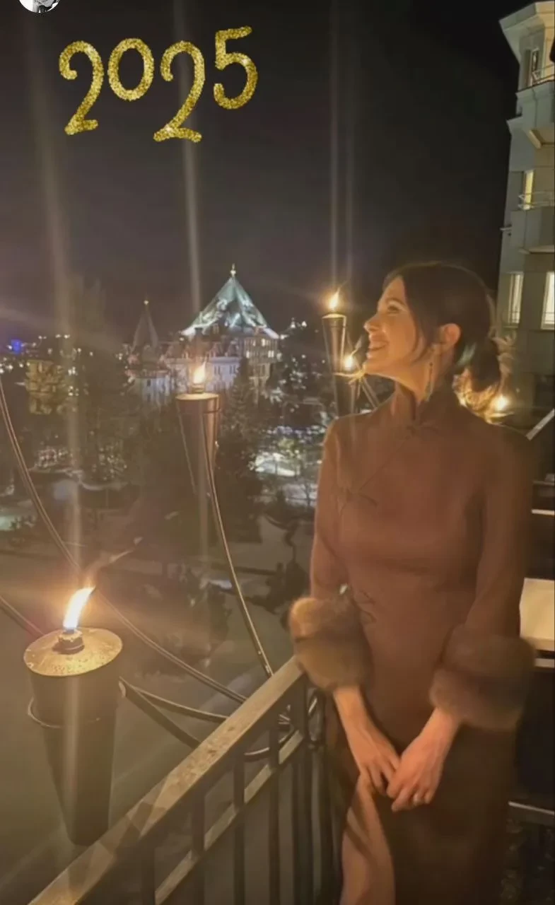 Даша Жукова вернулась в соцсети после рождения пятого ребёнка и показала, как отпраздновала Новый год в Швейцарии