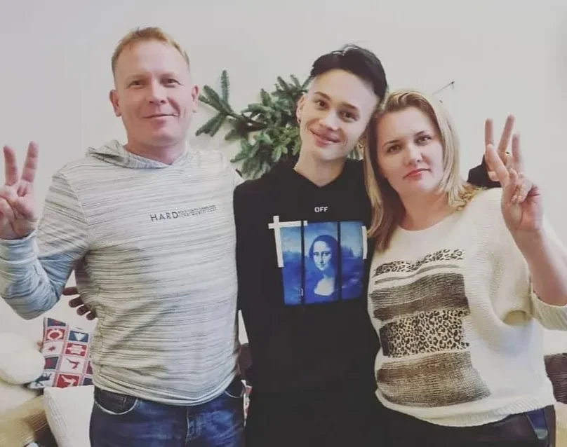 Приёмный отец Дани Милохина после отъезда из России устроился грузчиком, чтобы содержать жену и детей