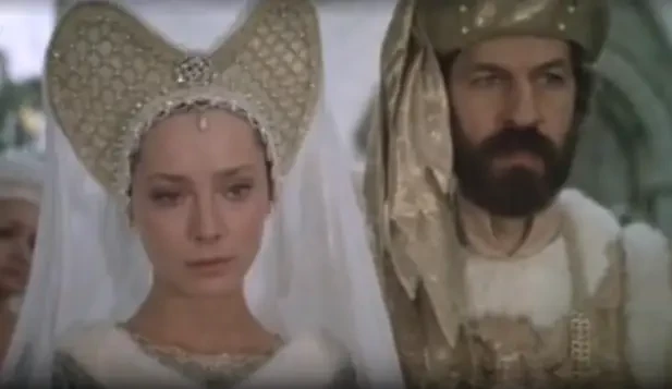 Миннезингеры в шлемах с птичьей клеткой и стилизованными топорами