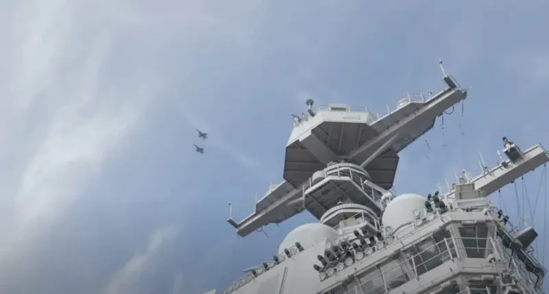 Американские острословы в связи с решением ВМС США назвать авианосец CVN 82 «Билл Клинтон» предложили придать ему вспомогательное судно «Моника»