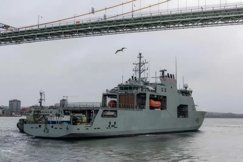 Патрульный корабль HMCS Margaret Brooke впервые в истории ВМС Канады направился к Антарктиде