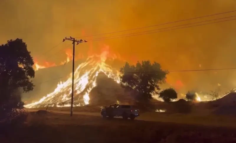 Пожар вышел из-под контроля: в Калифорнии тысячи жителей снова получили приказ об эвакуации