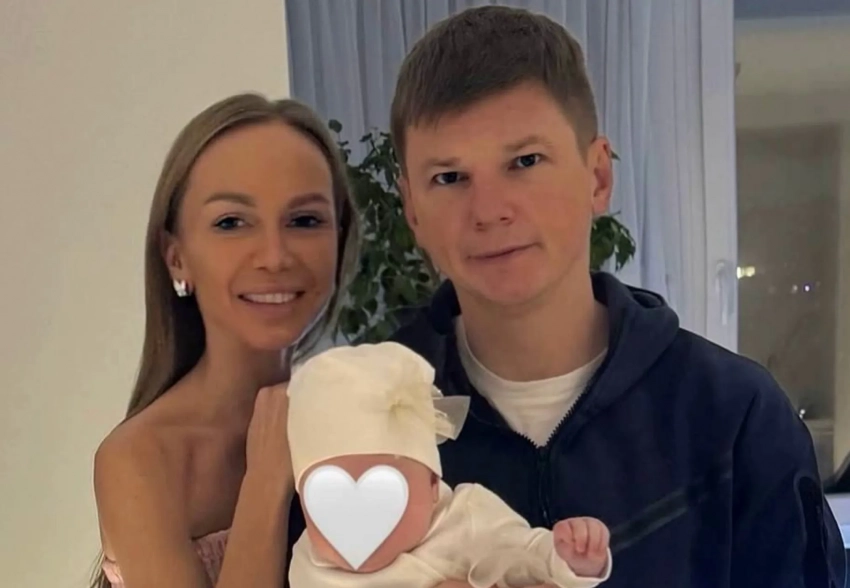 Возлюбленная Андрея Аршавина опубликовала первый семейный снимок с ним и дочкой