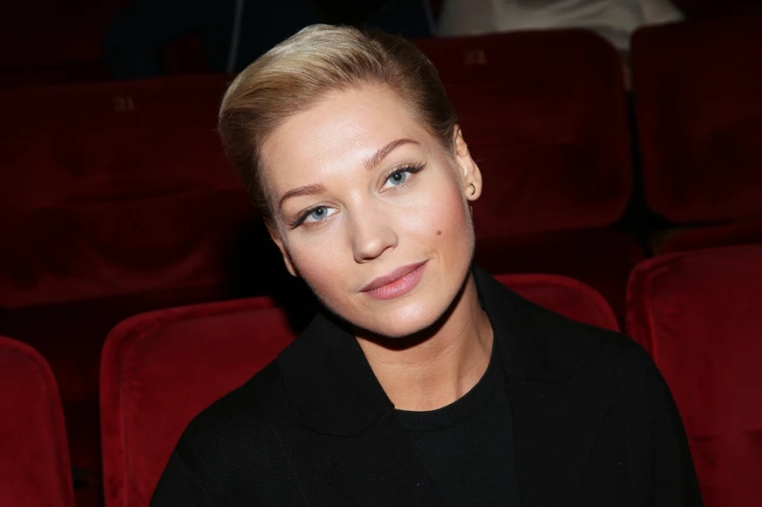 Кристину Асмус на премьере сняли в объятиях известного актера