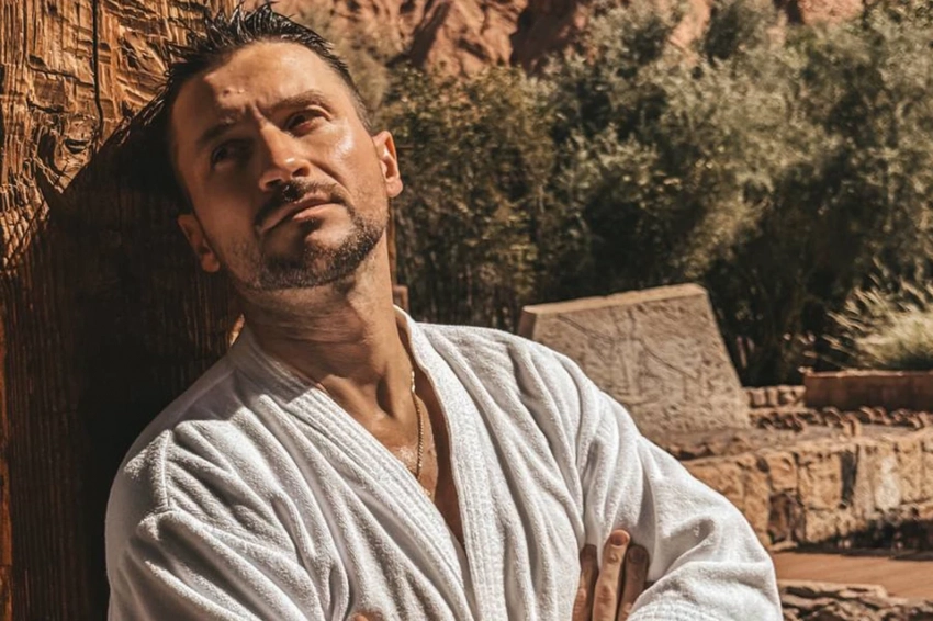 Сергей Лазарев порадовал поклонников фотографиями из пустыни: «Встретил Дуа Липу у бассейна»